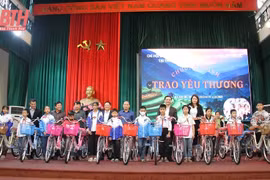 Chi hội báo chí Trung ương tại Thanh Hóa trao quà cho học sinh huyện miền núi