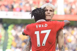 Thắng Wolves, MU lại nhiều hơn Liverpool 4 điểm trên BXH