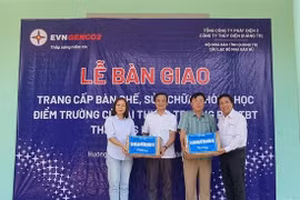 Câu lạc bộ Nhà báo nữ tỉnh Quảng Trị tặng nhiều phần quà cho học sinh, giáo viên vùng khó khăn