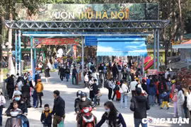 Hàng nghìn người chen chân ở Công viên Thủ Lệ trong ngày đầu tiên của năm mới 2023