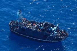 Thuyền chở 400 người di cư lênh đênh trên biển Hy Lạp và Malta