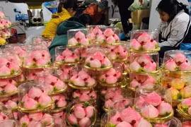 Người tiêu dùng săn lùng mua các loại bánh bao độc lạ cúng Rằm tháng Giêng