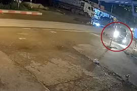 Hà Nội: Ô tô đâm trực diện xe máy, 3 người thương nặng