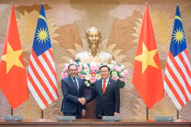 Chủ tịch Quốc hội Vương Đình Huệ hội kiến Thủ tướng Malaysia Anwar Ibrahim