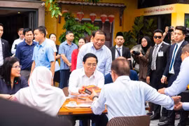 Thủ tướng Phạm Minh Chính và Thủ tướng Malaysia tham quan Phố Sách Hà Nội