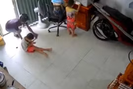 Manh động hình ảnh người đàn ông xông vào nhà dân giật điện thoại trên tay bé trai