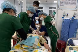 Sặc khi ăn lòng lợn, một người đàn ông suýt tử vong