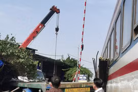 Hà Nội: Tàu hoả va chạm xe đầu kéo chở sắt