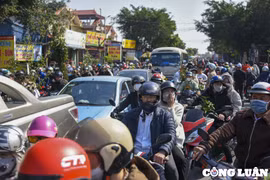 Hàng vạn người đổ về chợ Viềng, tắc đường dài hàng cây số