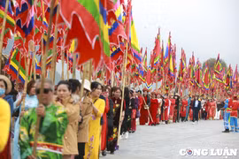 Hàng trăm người tham gia lễ hội rước nước ở chùa Tam Chúc