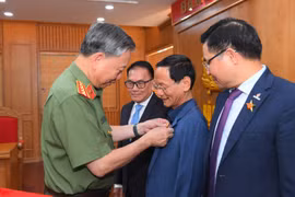 Chủ tịch HĐQT Tập đoàn GELEXIMCO vinh dự nhận Kỷ niệm chương “Bảo vệ an ninh Tổ quốc”