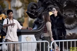 Pax Thiên hỗ trợ mẹ Angelina Jolie trên phim trường ở Paris