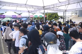 Hàng trăm người xếp hàng dưới nắng nóng gần 40 độ C để chờ đổi vòng xem show BlackPink