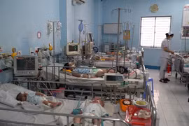 Bệnh tay chân miệng ở TP.HCM tiếp tục tăng, thuốc điều trị sắp hết