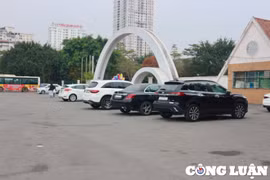 Hà Nội: Công viên Cầu Giấy xuống cấp, bị chiếm dụng làm bãi đỗ xe