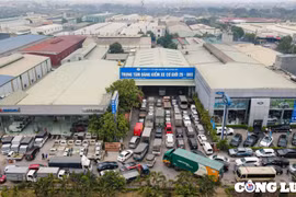 Hà Nội: Ô tô xếp hàng dài chờ đợi 2 ngày vẫn chưa được đăng kiểm