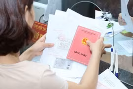 Hà Nội: Không được yêu cầu người dân xuất trình sổ hộ khẩu giấy
