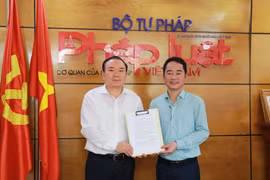 Trao quyết định chuẩn y Bí thư Đảng ủy Báo Pháp luật Việt Nam