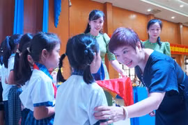 Báo Giáo dục và Thời đại trao học bổng cho học sinh nghèo tỉnh Tiền Giang