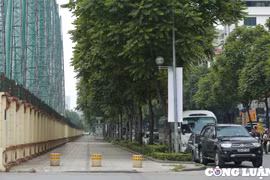 Nhiều ý kiến trái chiều về việc đặt trụ đá “di động” để ngăn ô tô dừng, đỗ trên vỉa hè