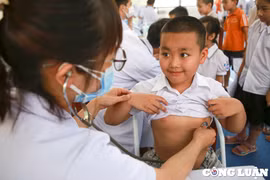 Mê Linh (Hà Nội): Hàng nghìn người già, trẻ em được khám sức khỏe miễn phí