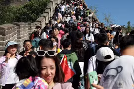 Khách du lịch Trung Quốc tăng vọt trong Tuần lễ Vàng, gần trở lại mức trước đại dịch