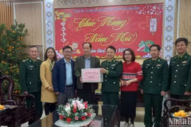 Hội Nhà báo tỉnh Cao Bằng trao tặng ấn phẩm báo Xuân đến Bộ đội Biên phòng tỉnh