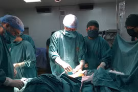 Đại tiện ra máu tưởng bị bệnh trĩ, đi khám phát hiện ung thư