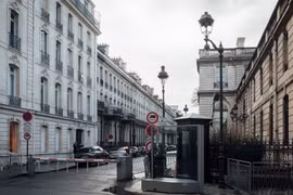 Tỷ phú người Séc đã mua nhà của tài phiệt Nga ở Paris
