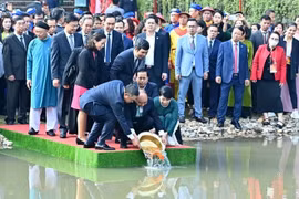 Chủ tịch nước Nguyễn Xuân Phúc thả cá chép tiễn ‘ông Công, ông Táo’