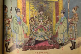 Bộ tranh quý về trang phục cung đình Huế được in thành sách