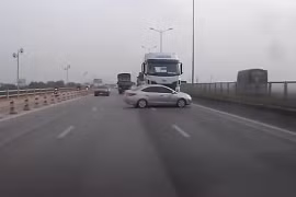 Xe đầu kéo chưa có biển số húc xe ô tô con xoay ngang trên cầu Thanh Trì