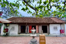 Ngôi đền thiêng trên cao ở biển Sầm Sơn