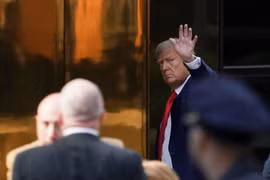 Ông Trump đến New York để đầu thú, phản đối việc phát sóng phiên tòa trên truyền hình