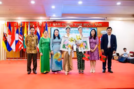 Hoa hậu Nguyễn Thanh Hà đẹp rạng ngời trong sự kiện giao lưu Thương mại quốc tế