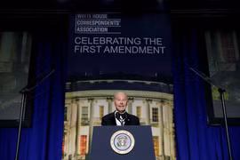 Tổng thống Biden chỉ trích Fox News trong bữa tiệc với các nhà báo