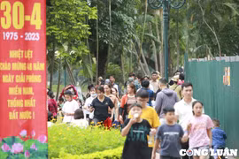 Hàng nghìn người đổ về Vườn thú Hà Nội vui chơi ngày lễ 30/4 - 1/5