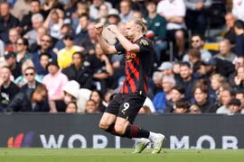 Man City chiếm ngôi đầu của Arsenal, Man United đánh bại Aston Villa