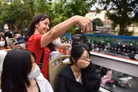 Chen lấn, xô đẩy khi đi xe buýt 2 tầng miễn phí tại Hà Nội