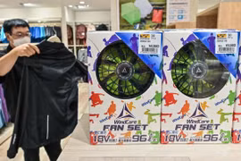 Người Nhật Bản mặc quần áo gắn quạt để chống chọi với nắng nóng kỷ lục