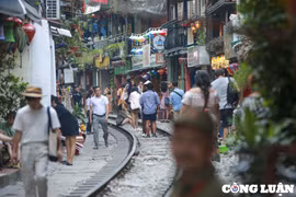 Cà phê đường tàu nhộn nhịp như chưa từng có lệnh cấm, vì sao?