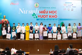 Báo Phụ nữ TP HCM trao 248 suất học bổng cho nữ sinh hiếu học vượt khó