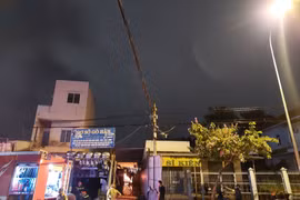 TP HCM: Xưởng sản xuất biển quảng cáo bất ngờ cháy trong đêm, thiêu rụi nhiều tài sản