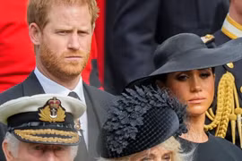 Hoàng tử Harry và Meghan bị yêu cầu từ bỏ tài sản Hoàng gia Anh
