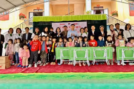 Báo Hànộimới trao quà cho giáo viên và học sinh có hoàn cảnh đặc biệt khó khăn