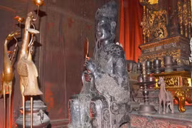 Cận cảnh bảo vật quốc gia tượng An Dương Vương ở đền Cổ Loa
