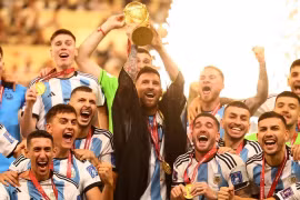 Messi 'chơi lớn', chi tiền khủng mua iPhone mạ vàng tặng toàn đội Argentina