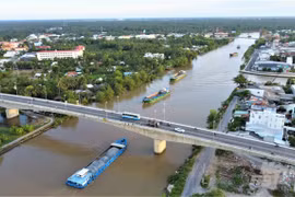 Đẩy mạnh vận tải hàng hóa qua đường thủy và đường sắt để giảm tải cho đường bộ