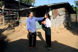 Kon Tum: Xúc động cảnh hai mẹ sống tạm trong căn chòi tôn, sát chuồng bò