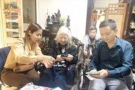 Quên 10 triệu đồng trên xe buýt, cụ bà được trao trả tận nhà